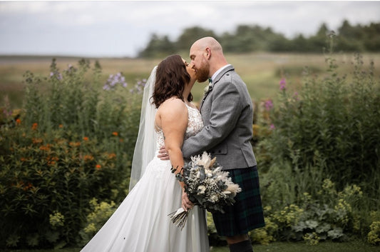 When to Order Dried Flowers for Your Wedding