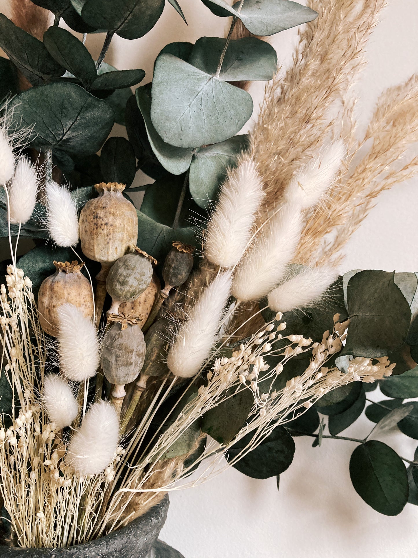 Una dried flower bouquet