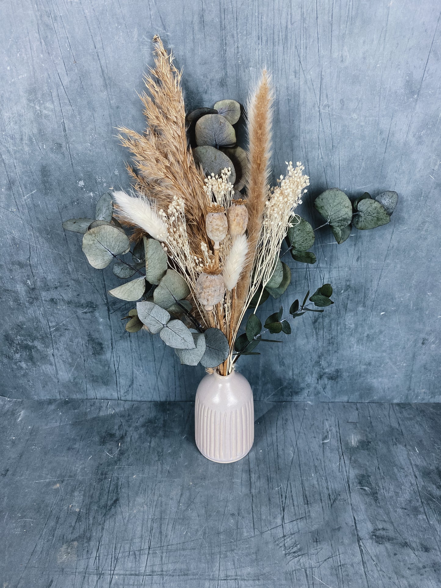 Una dried flower bud arrangement