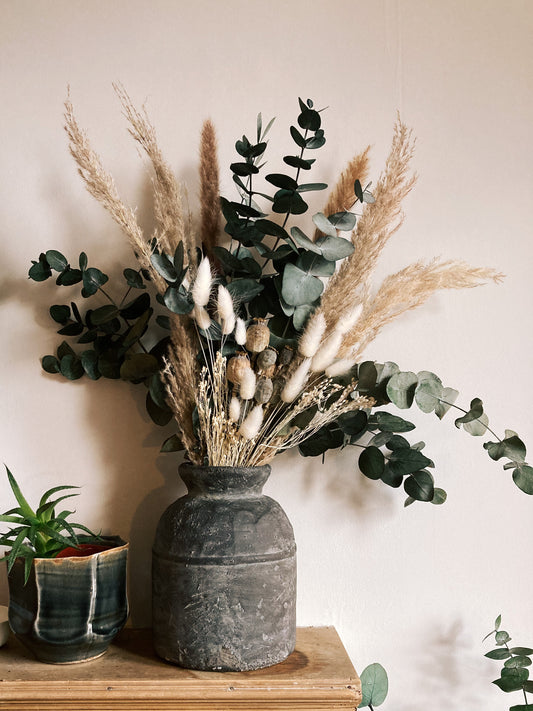 Una dried flower bouquet